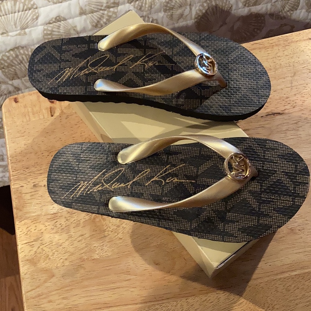 Michael kors ladies flip flop size 7